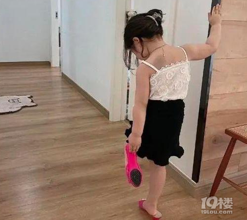 穿高跟鞋，戴成人發(fā)卡，4歲小女孩的“奶辣風(fēng)”恕我欣賞不來