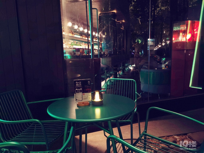 西湖畔的綠色環(huán)保主題酒吧