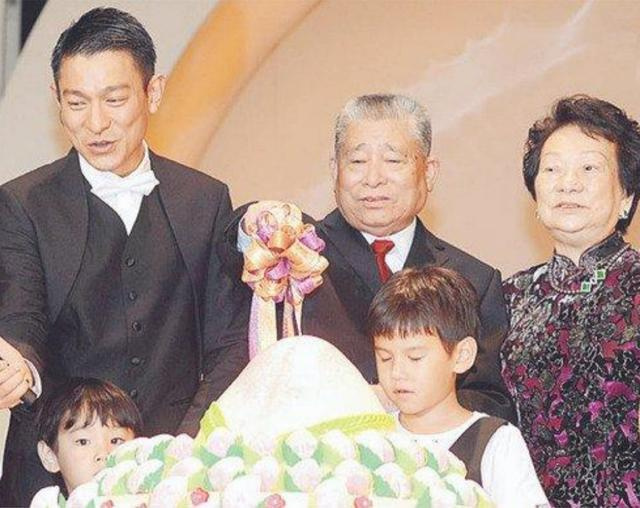 刘德华直播8000万人观看,罕谈父母妻女
