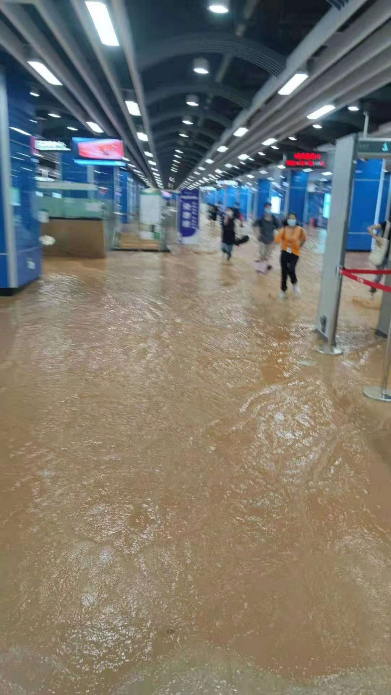 广州一地铁站因暴雨进水部分站点停运