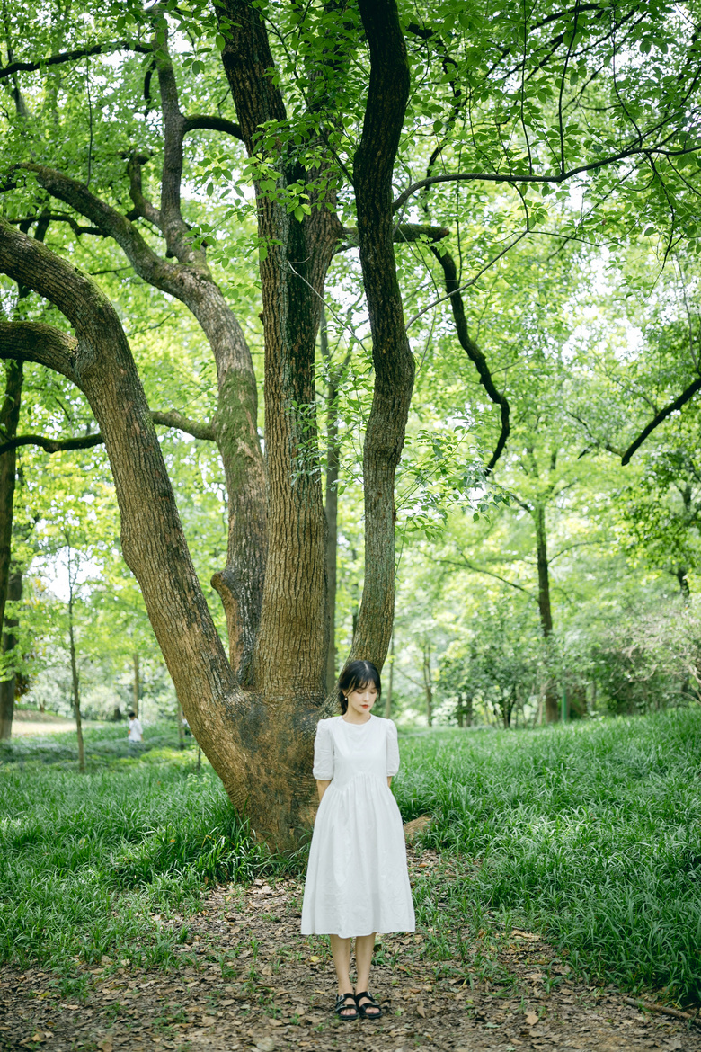綠草地小白裙