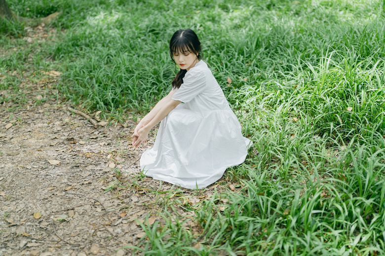 綠草地小白裙