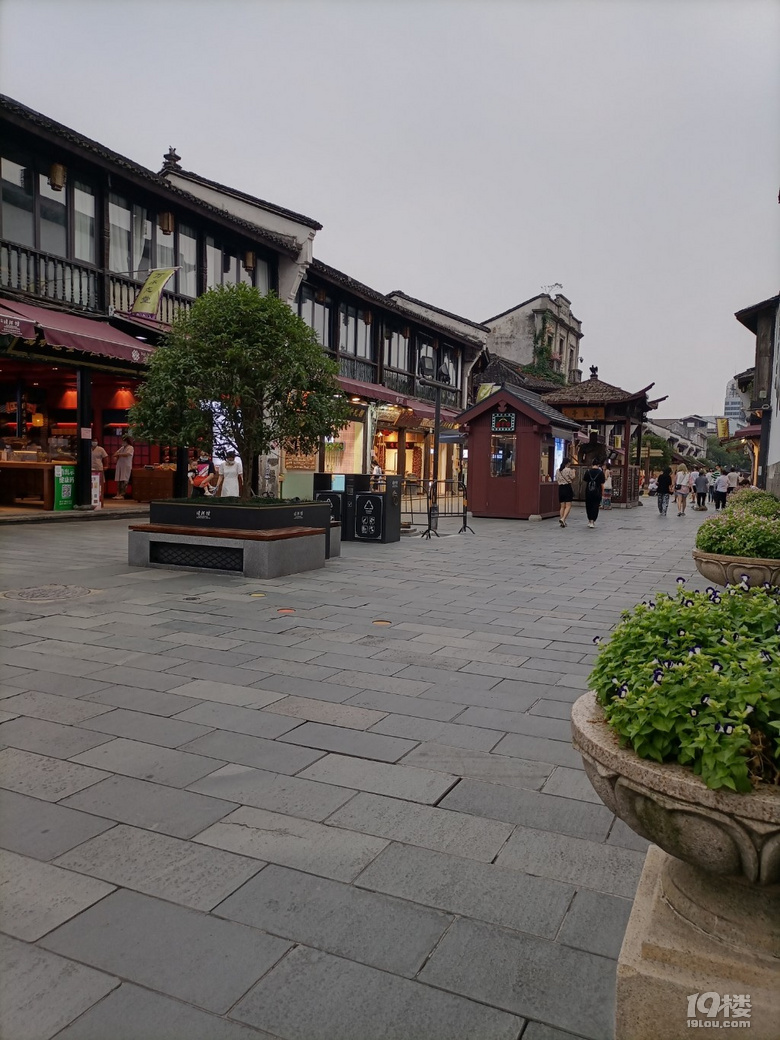 因为受新冠疫情影响河坊街人流量少了不少逛店铺的人也不多