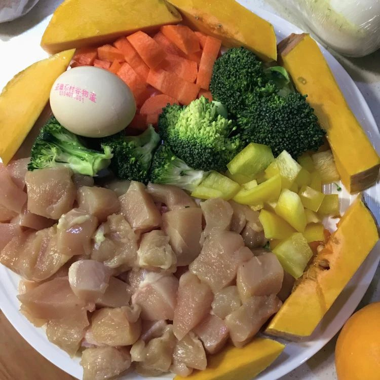 鏟屎官暴雨里幫人推車，狗狗居然也伸出小爪爪，好可愛！
