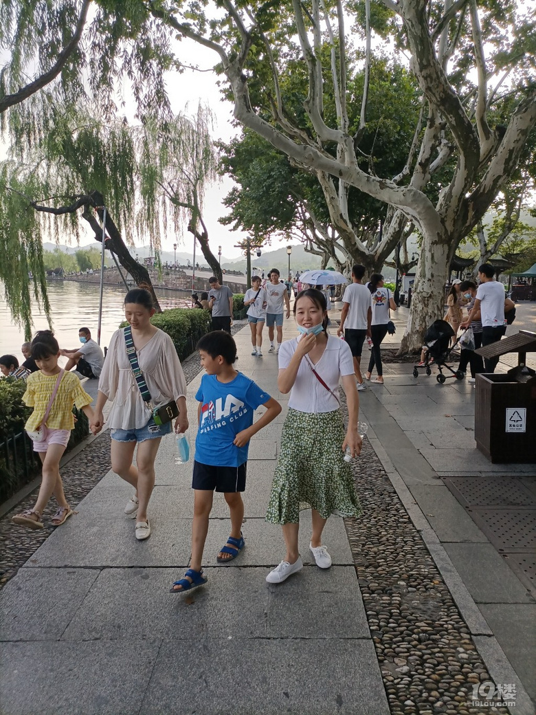 杭州今天雨过天晴太阳公公终于出来了西湖边的游客多了起来