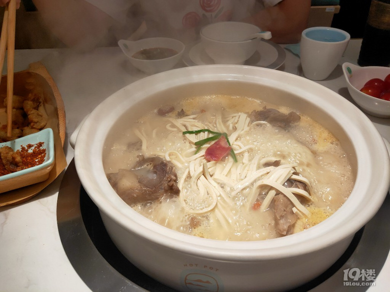 杭鍋兒大骨頭，吃到扶墻
