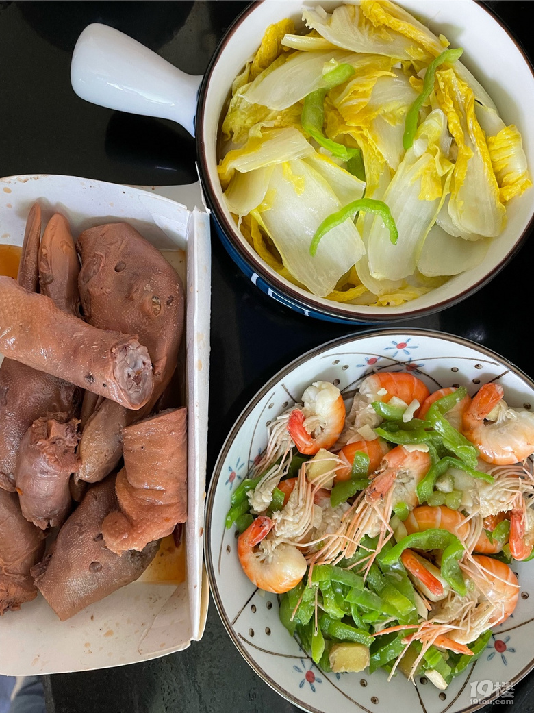 午飯 看到了一個8套房的 有點狂啊 晚飯 我就是看你可愛 就