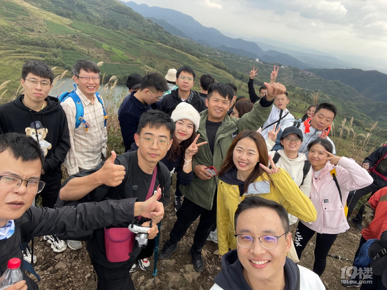 「周末去哪兒玩」徒步千畝高山茶場走浙東“小武功山”