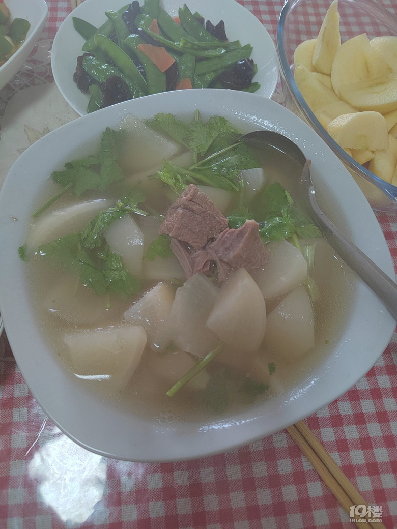 今日午餐準備好了，雪菜素雞，荷蘭豆，小炒雞丁，蘿卜湯