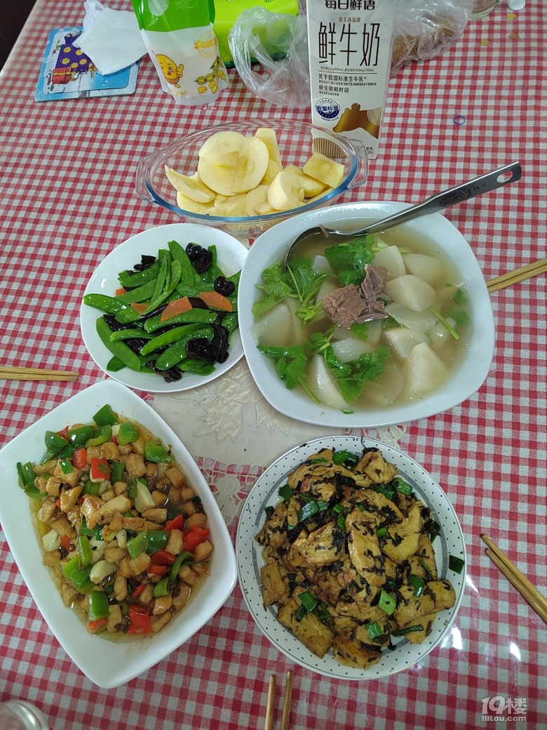今日午餐準備好了，雪菜素雞，荷蘭豆，小炒雞丁，蘿卜湯