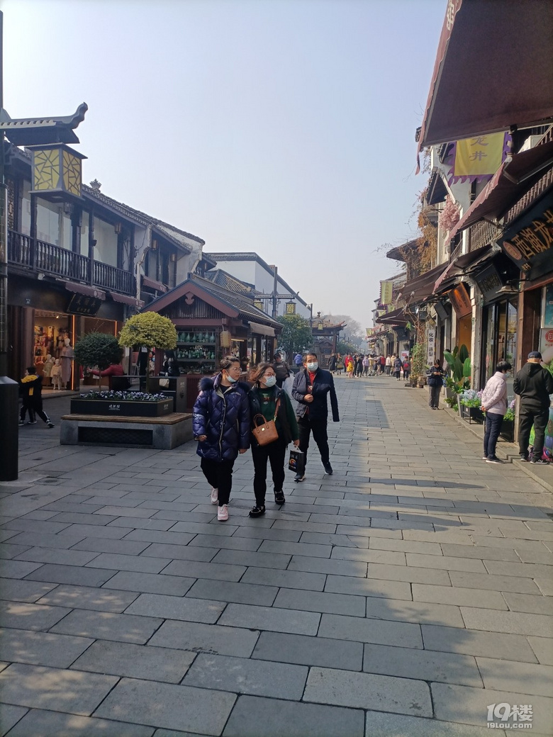 新年第三天，杭州天氣繼續(xù)晴好，我趁著好天氣來(lái)河坊街逛一逛