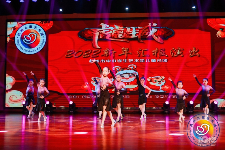 娃的拉丁舞匯報演出！雖然動作亂七八糟但是很值得鼓勵呀