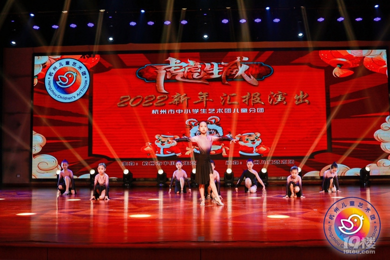 娃的拉丁舞匯報演出！雖然動作亂七八糟但是很值得鼓勵呀