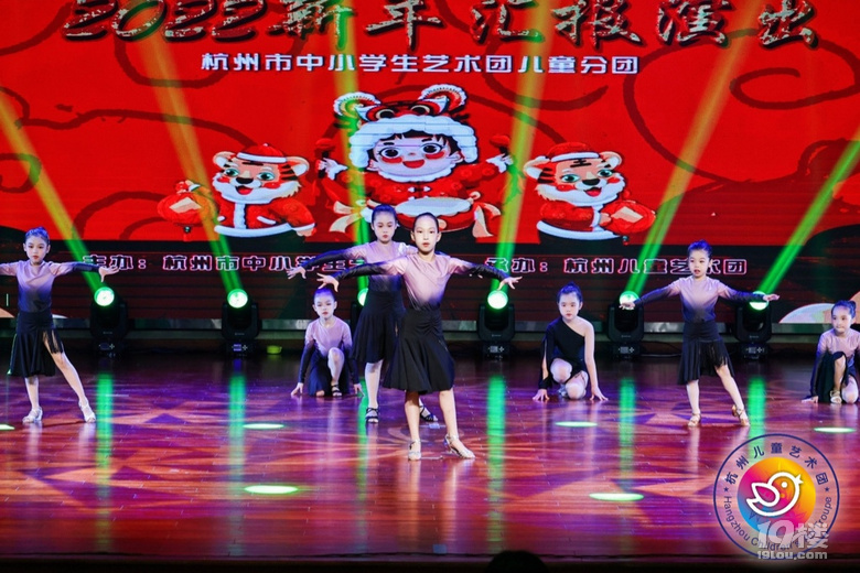 娃的拉丁舞匯報演出！雖然動作亂七八糟但是很值得鼓勵呀