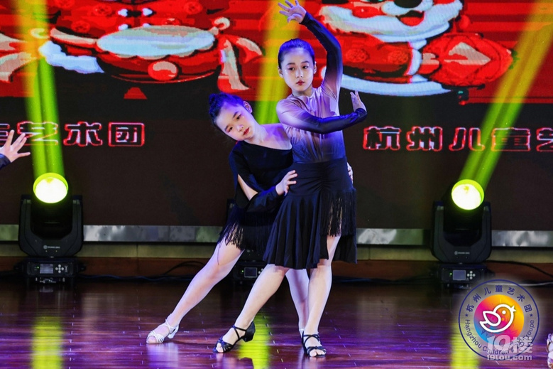 娃的拉丁舞匯報演出！雖然動作亂七八糟但是很值得鼓勵呀