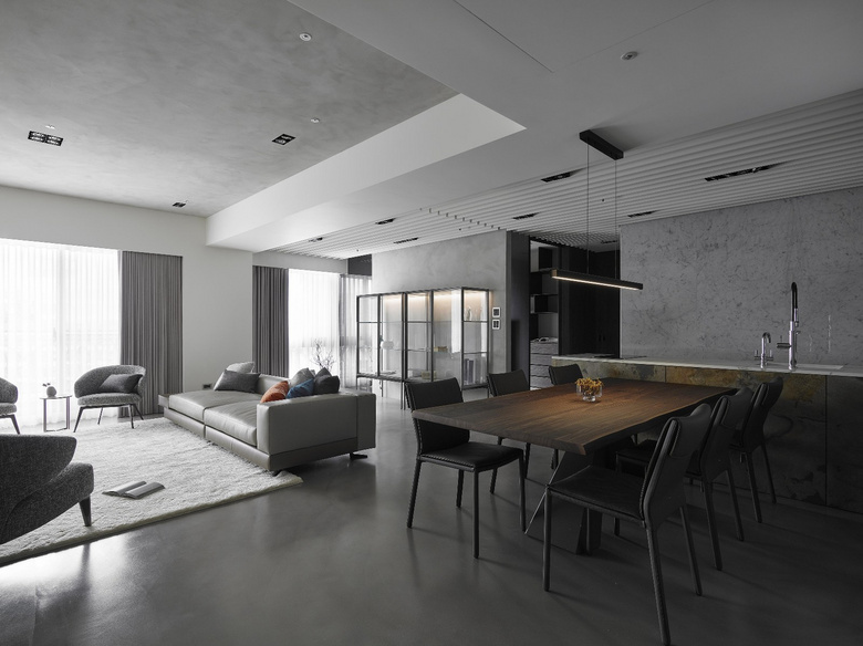 93�O�Ҷȼ�װ���ڰ�ɫ���صķ��