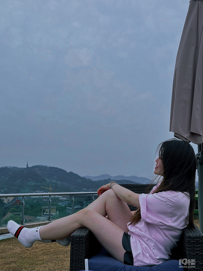 好熱的天啊，穿件短袖也出了一身汗[表情][表情][表情]