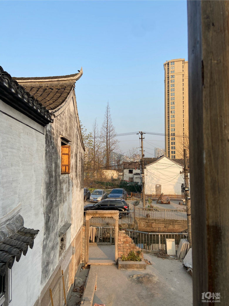 之前去的一個很有特色的咖啡館。周圍的房屋已拆遷，留下的這一片