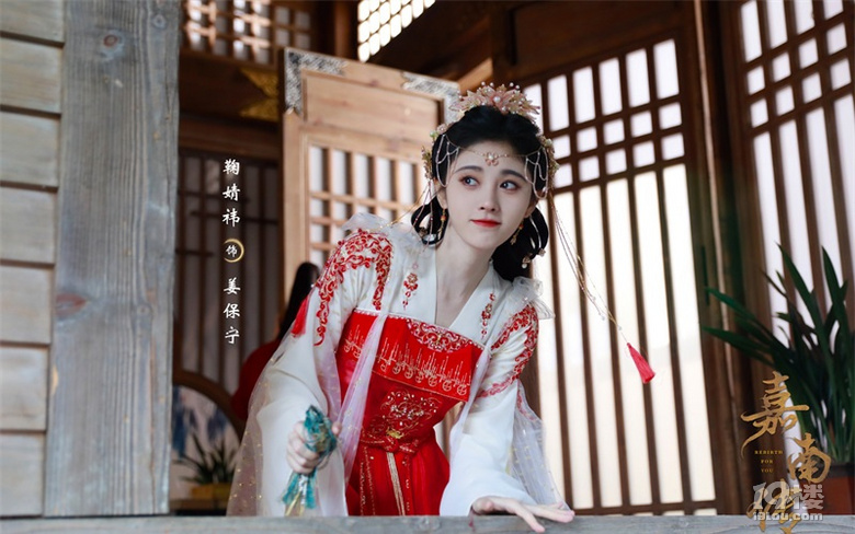 全網(wǎng)被嘲的鞠婧祎，憑這款紅色妝容還是收獲了不少好感！