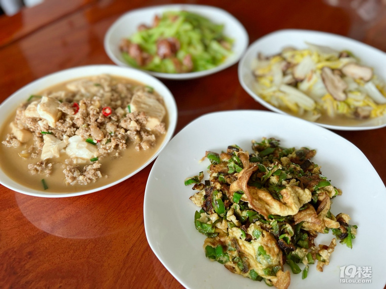 肉末豆腐，辣椒炒雞蛋，黃瓜炒香腸，白菜炒香菇。 生活普普通通