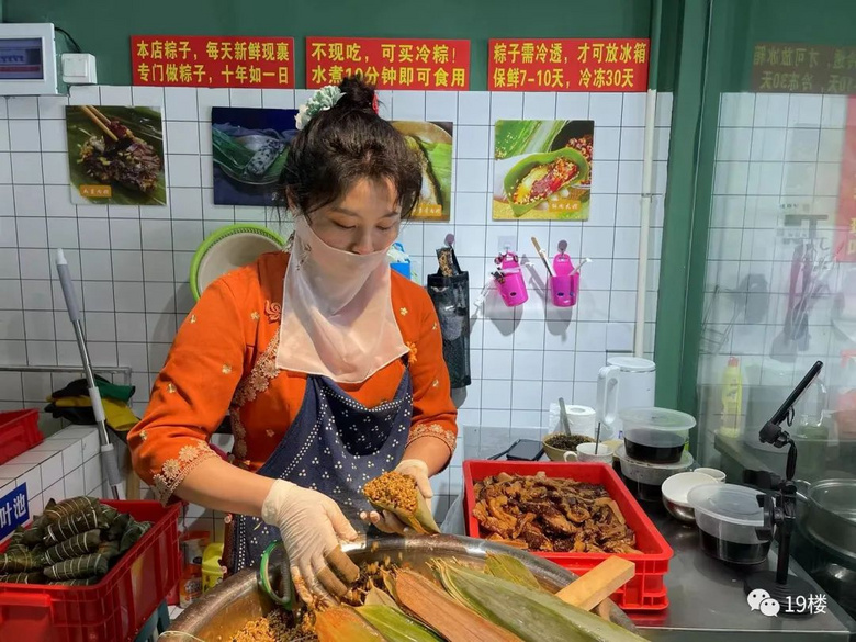 六年前爆紅的“粽子西施”重返江湖，今年端午杭州粽子界網(wǎng)紅頻出