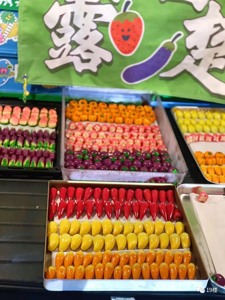 街頭小吃排起快閃長(zhǎng)隊(duì)，火爆到被黃牛盯上，杭城許多人在跟風(fēng)模仿