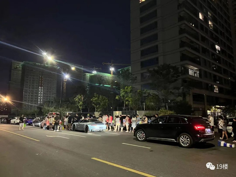 街頭小吃排起快閃長(zhǎng)隊(duì)，火爆到被黃牛盯上，杭城許多人在跟風(fēng)模仿