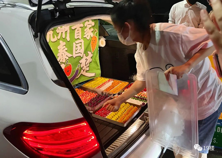 街頭小吃排起快閃長(zhǎng)隊(duì)，火爆到被黃牛盯上，杭城許多人在跟風(fēng)模仿