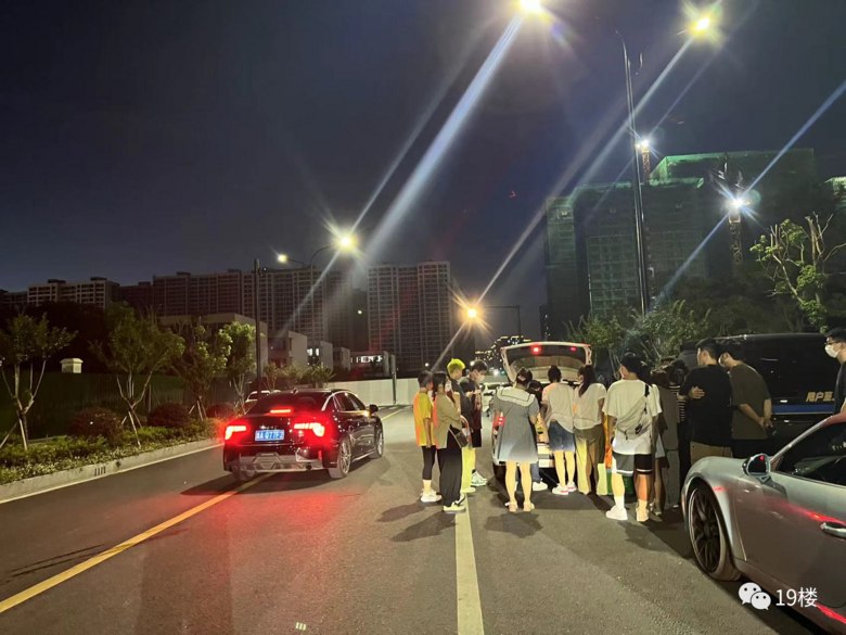 街頭小吃排起快閃長(zhǎng)隊(duì)，火爆到被黃牛盯上，杭城許多人在跟風(fēng)模仿