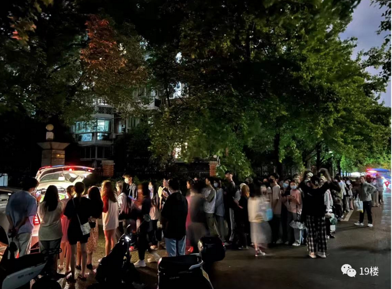 街頭小吃排起快閃長(zhǎng)隊(duì)，火爆到被黃牛盯上，杭城許多人在跟風(fēng)模仿