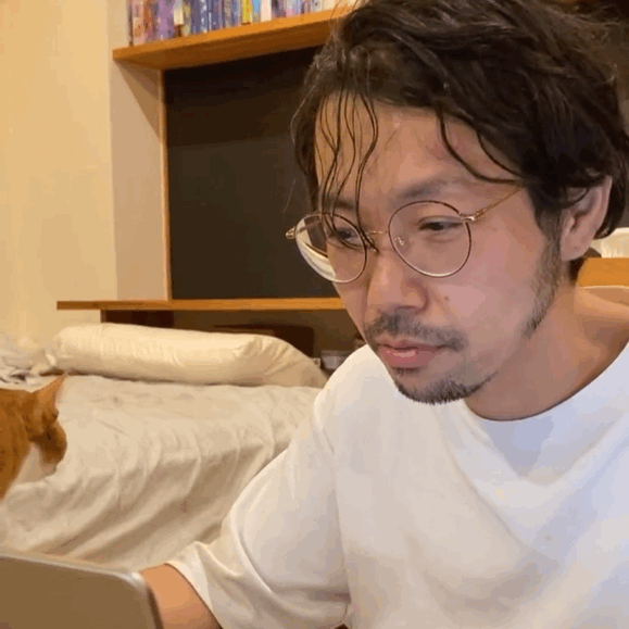 小哥被貓吸到頭發(fā)凌亂，無心工作，最后離家出走…網(wǎng)友：這福氣給