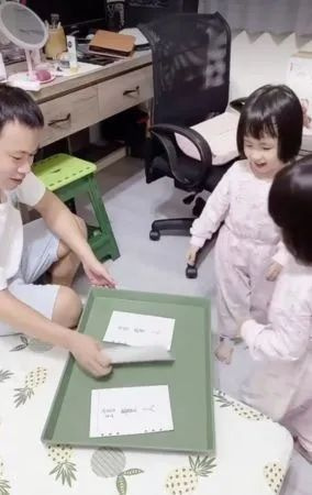 比熊被女兒包成“肥汪貴人”抬進房間侍寢一臉無奈：放過我！