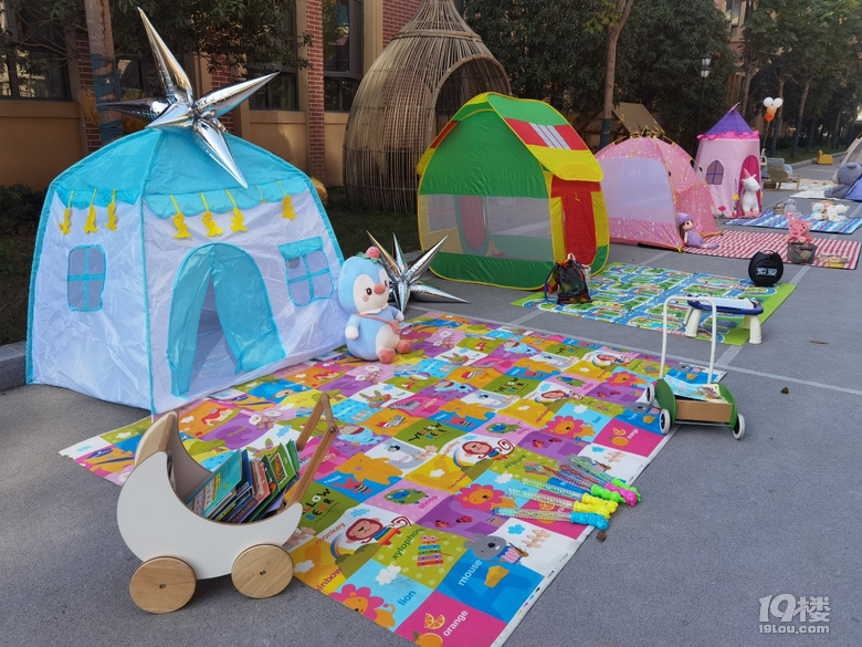 幼兒園里的帳篷節每天都是快樂的小孩！