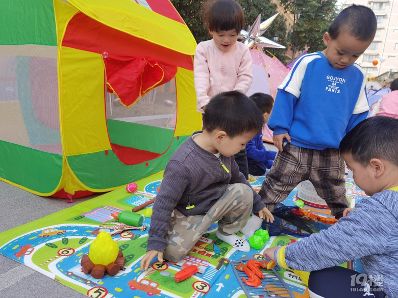 幼兒園里的帳篷節每天都是快樂的小孩！