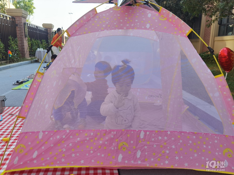 幼兒園里的帳篷節每天都是快樂的小孩！