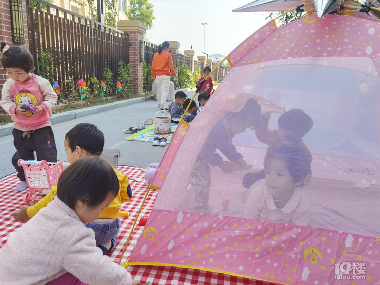 幼兒園里的帳篷節每天都是快樂的小孩！