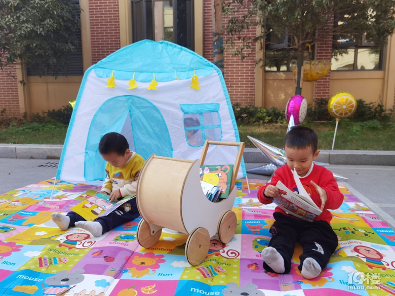 幼兒園里的帳篷節每天都是快樂的小孩！