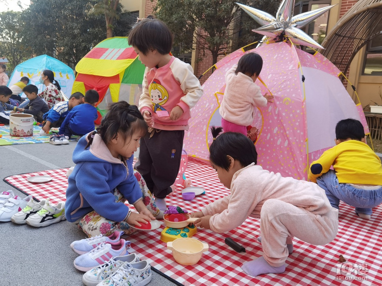 幼兒園里的帳篷節每天都是快樂的小孩！