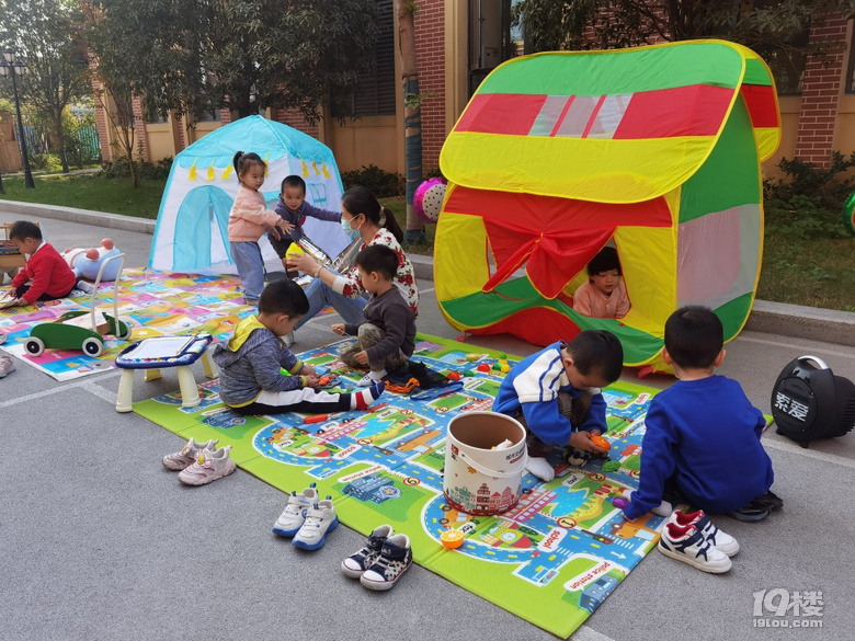 幼兒園里的帳篷節每天都是快樂的小孩！