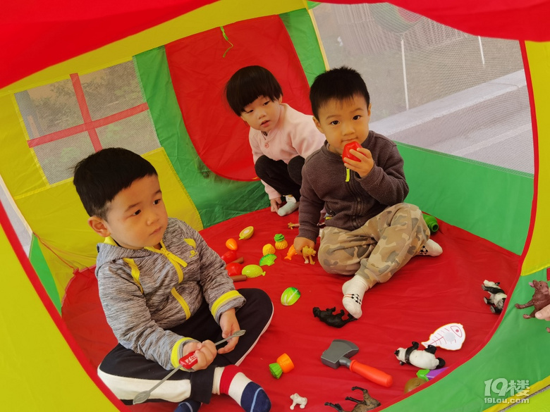 幼兒園里的帳篷節每天都是快樂的小孩！
