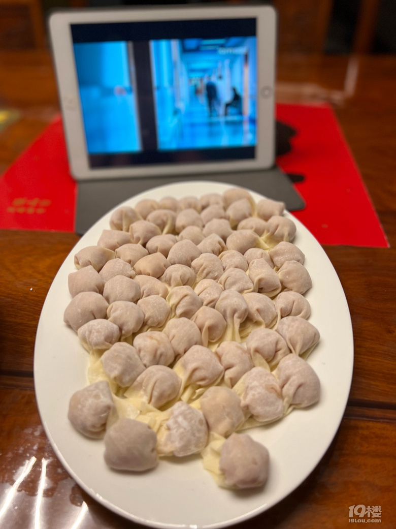 自己包的餛燉肉多多……