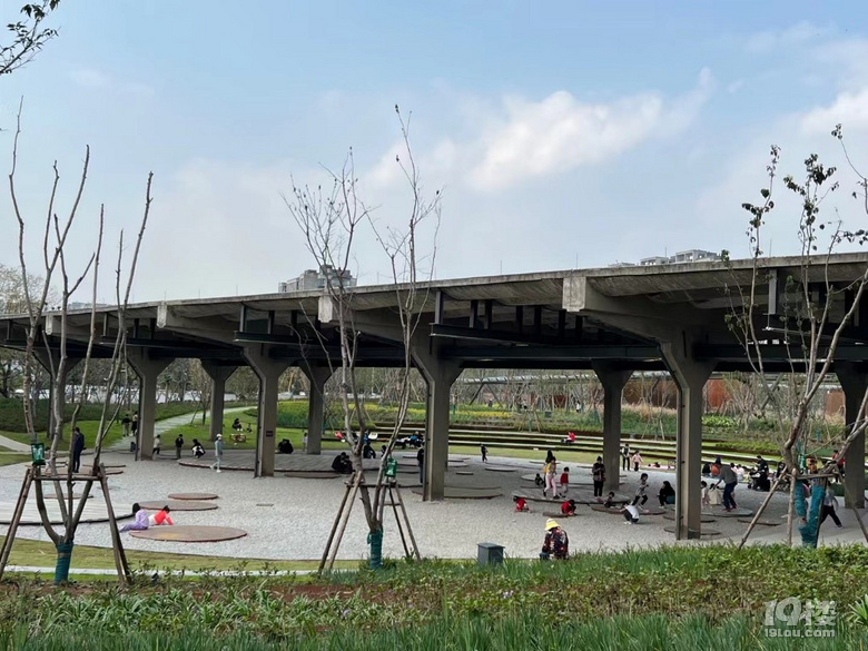 油庫變身小河公園，多了個(gè)周末好去處