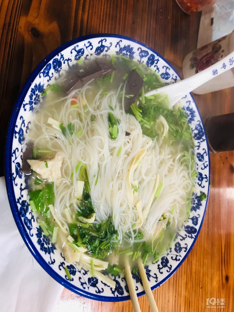 終于出來覓食了