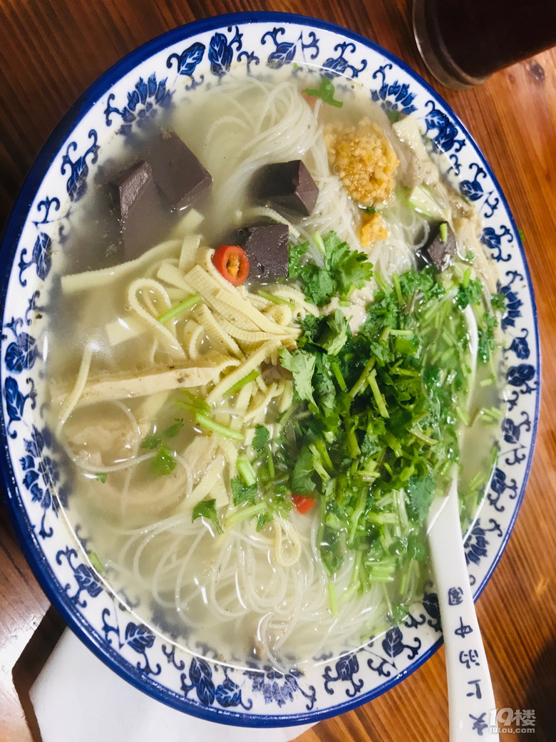 終于出來覓食了
