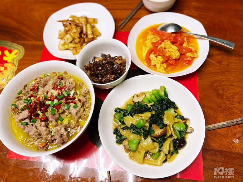 油燜筍，西紅柿炒蛋，青菜炒黃米粿，酸辣肥牛湯！還有一丟丟的剩