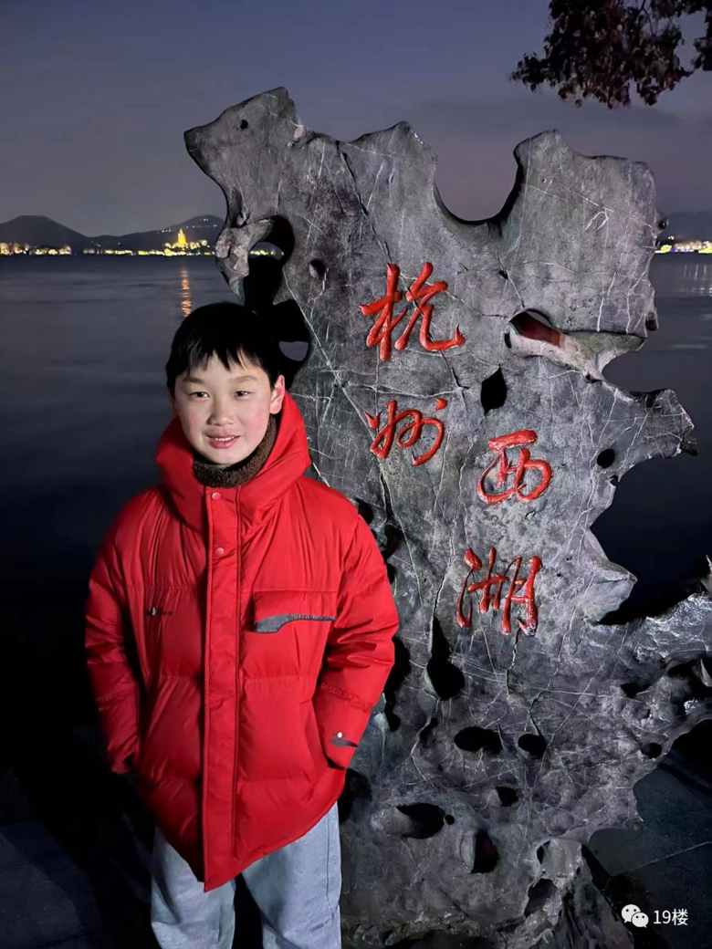 12歲兒子帶爸爸用時8天從南京騎行到西湖，刮風(fēng)下雨也沒停下