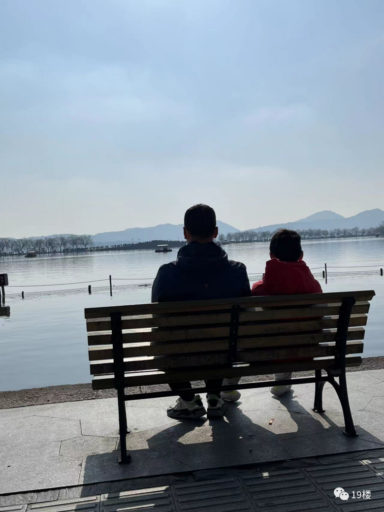 12歲兒子帶爸爸用時8天從南京騎行到西湖，刮風(fēng)下雨也沒停下