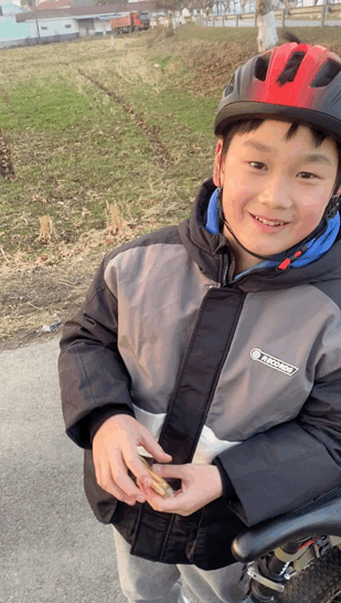 12歲兒子帶爸爸用時8天從南京騎行到西湖，刮風(fēng)下雨也沒停下