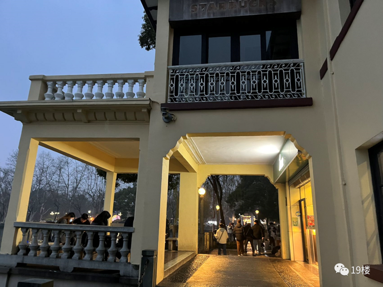 開了十五年的杭州“最美星巴克”閉店，湖景露臺咖啡香暫成絕唱