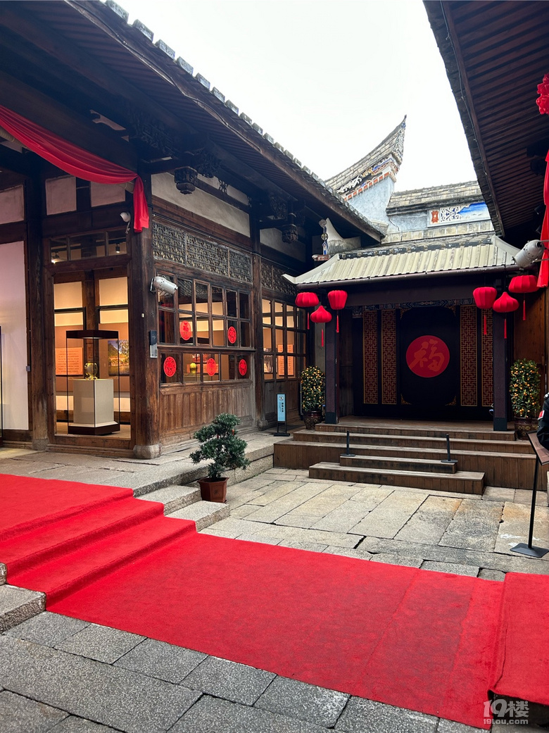 긣
